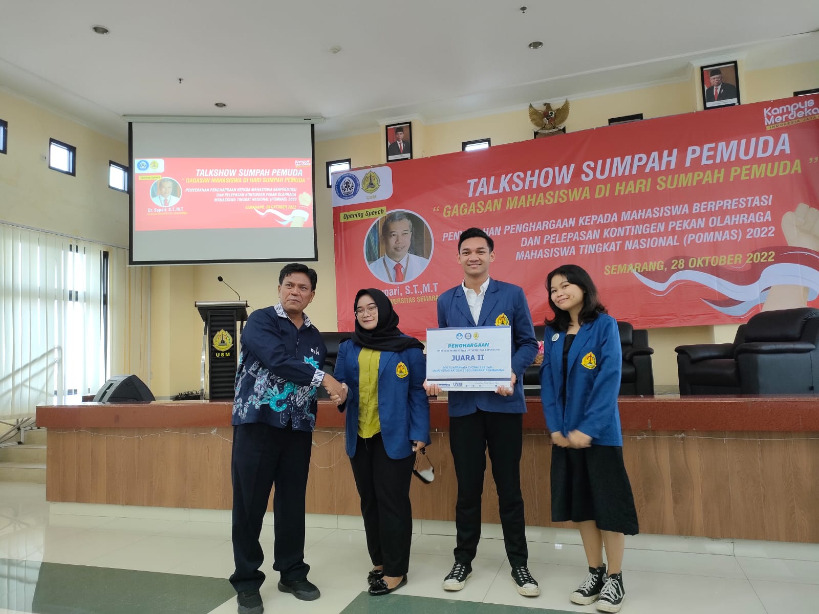 Dekan FH memberikan reward kepada mahasiswa dalam rangka Sumpah Pemuda